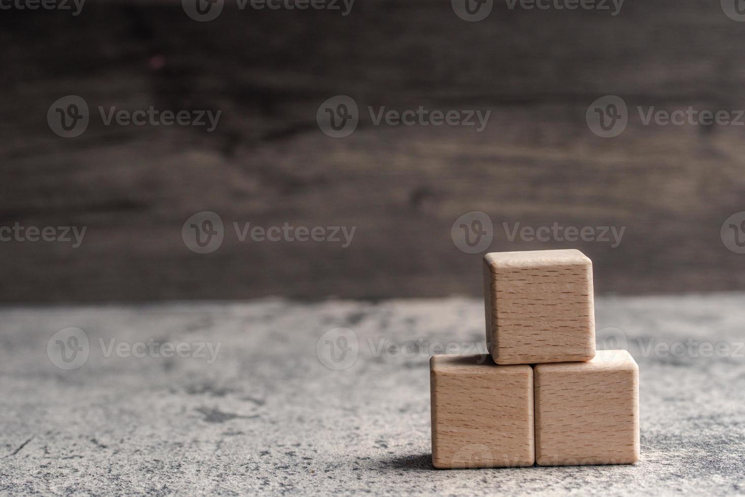 bloques de madera, sobre un fondo marrón, grupo de bloques de madera en blanco, espacio de copia de cubos para fondo de texto comercial como idea, objetivo, concepto de plan foto