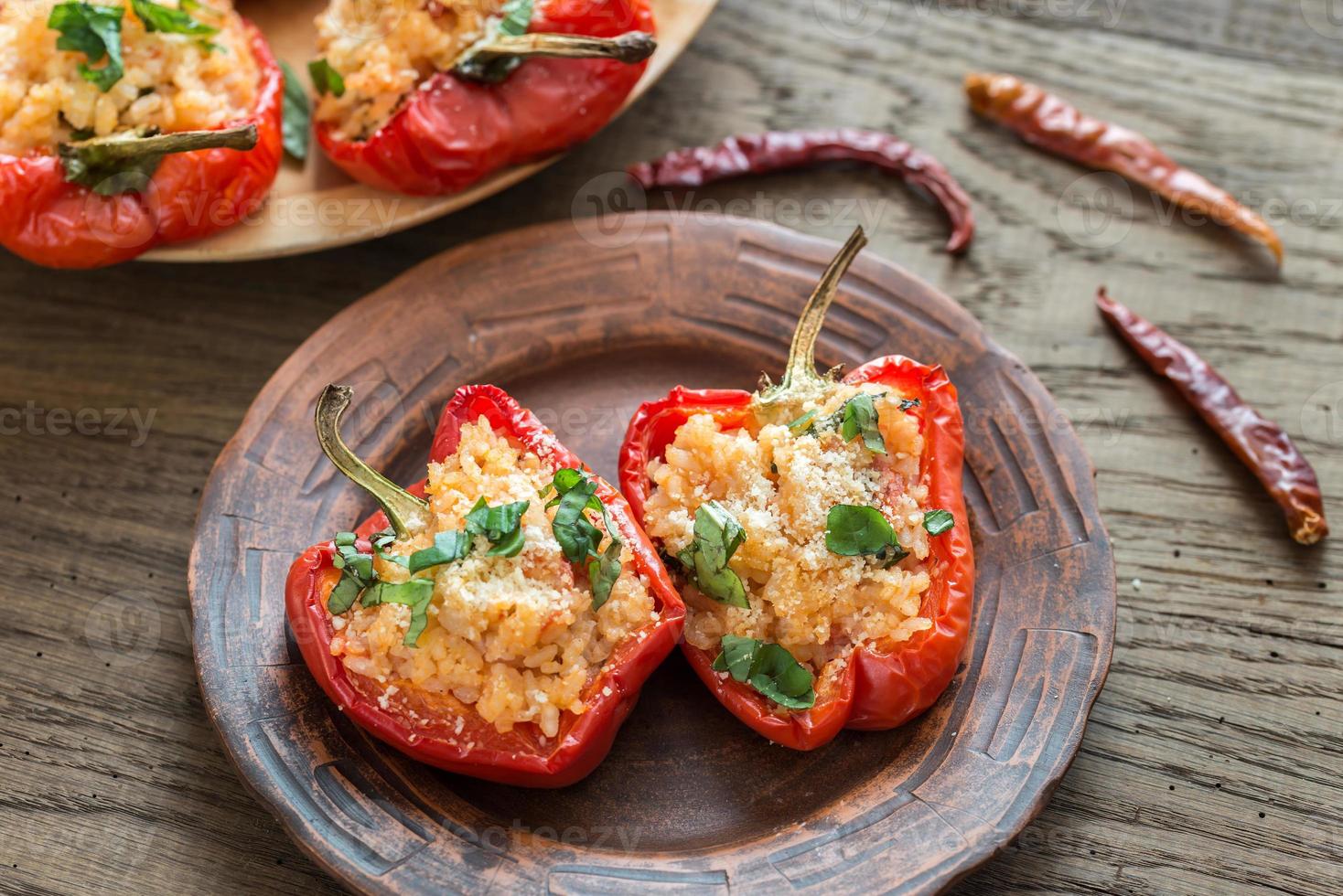 pimientos rojos rellenos con arroz blanco y queso foto