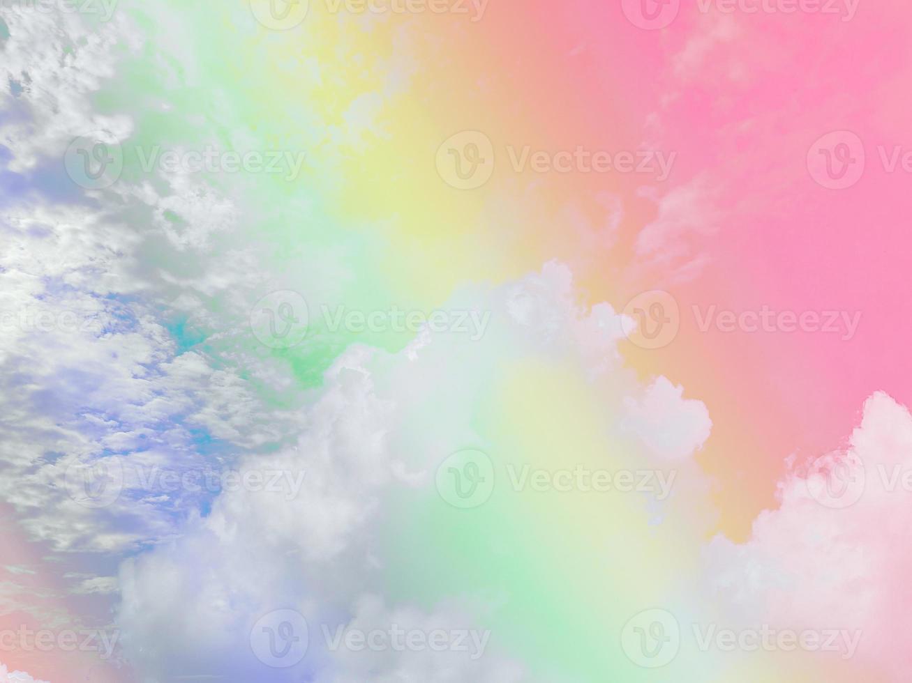 belleza dulce pastel rojo verde colorido con nubes esponjosas en el cielo. imagen de arco iris de varios colores. fantasía abstracta luz creciente foto