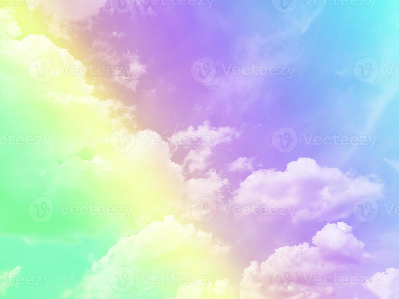 belleza dulce amarillo pastel violeta colorido con nubes esponjosas en el cielo. imagen de arco iris de varios colores. fantasía abstracta luz creciente foto