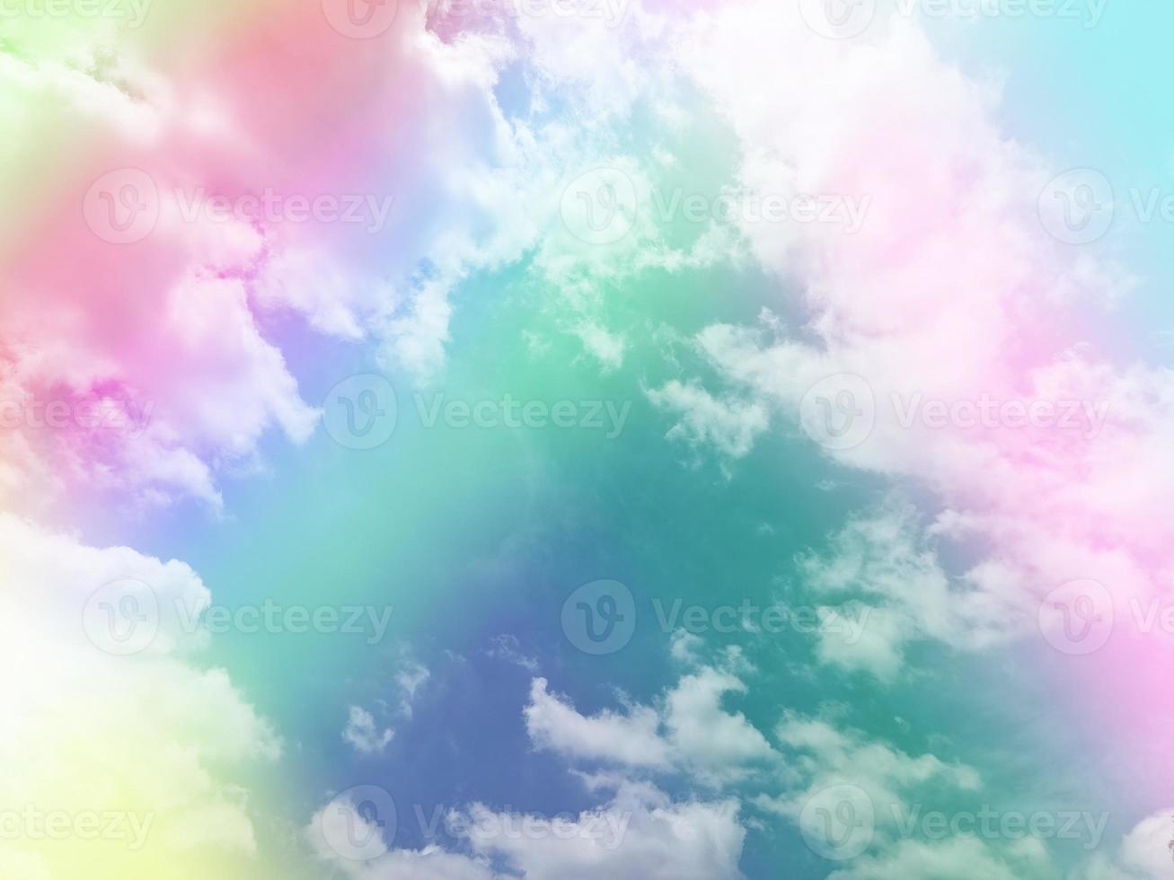 belleza dulce verde pastel rojo colorido con nubes esponjosas en el cielo. imagen de arco iris de varios colores. fantasía abstracta luz creciente foto