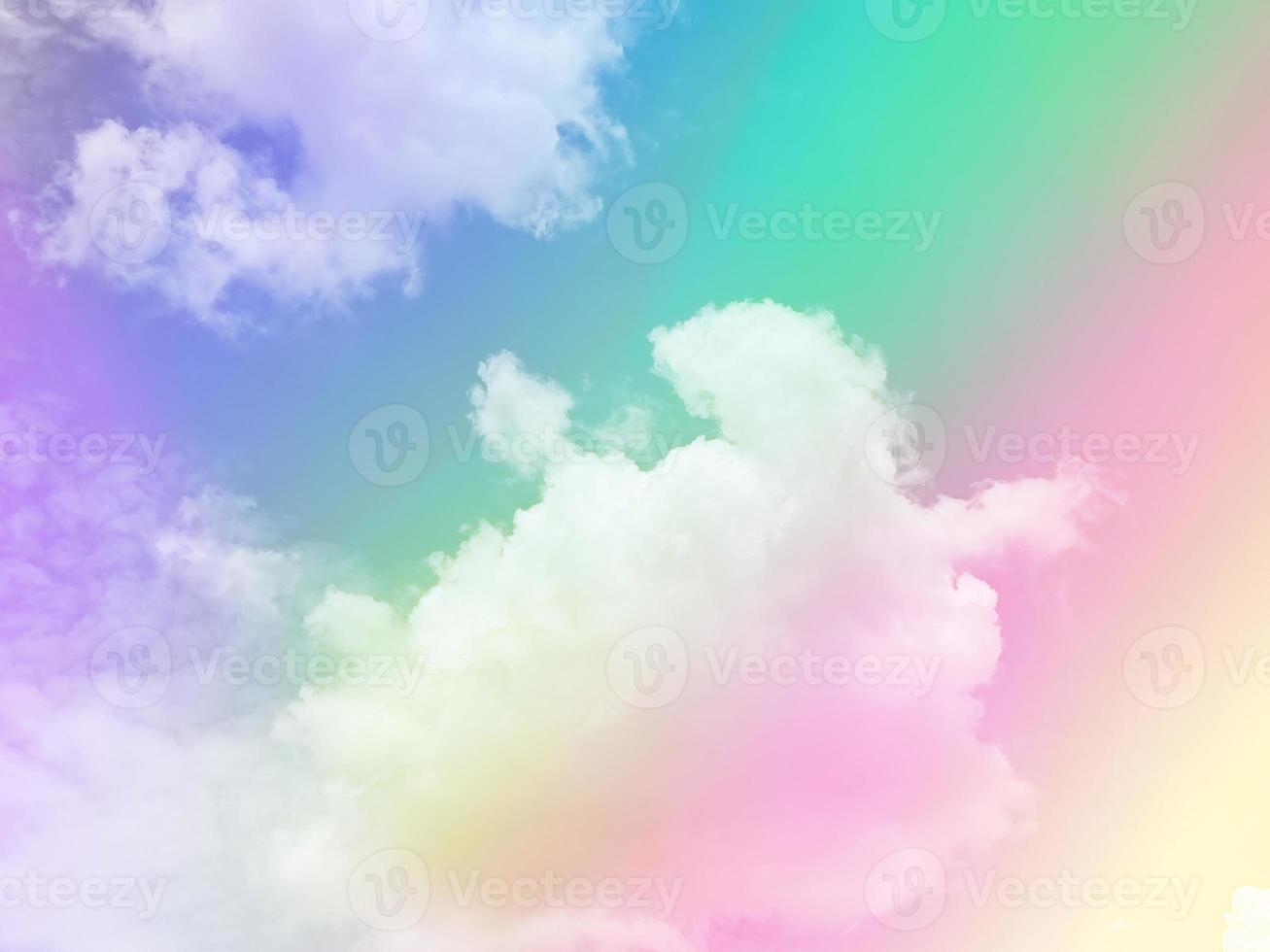 belleza dulce verde pastel violeta colorido con nubes esponjosas en el cielo. imagen de arco iris de varios colores. fantasía abstracta luz creciente foto