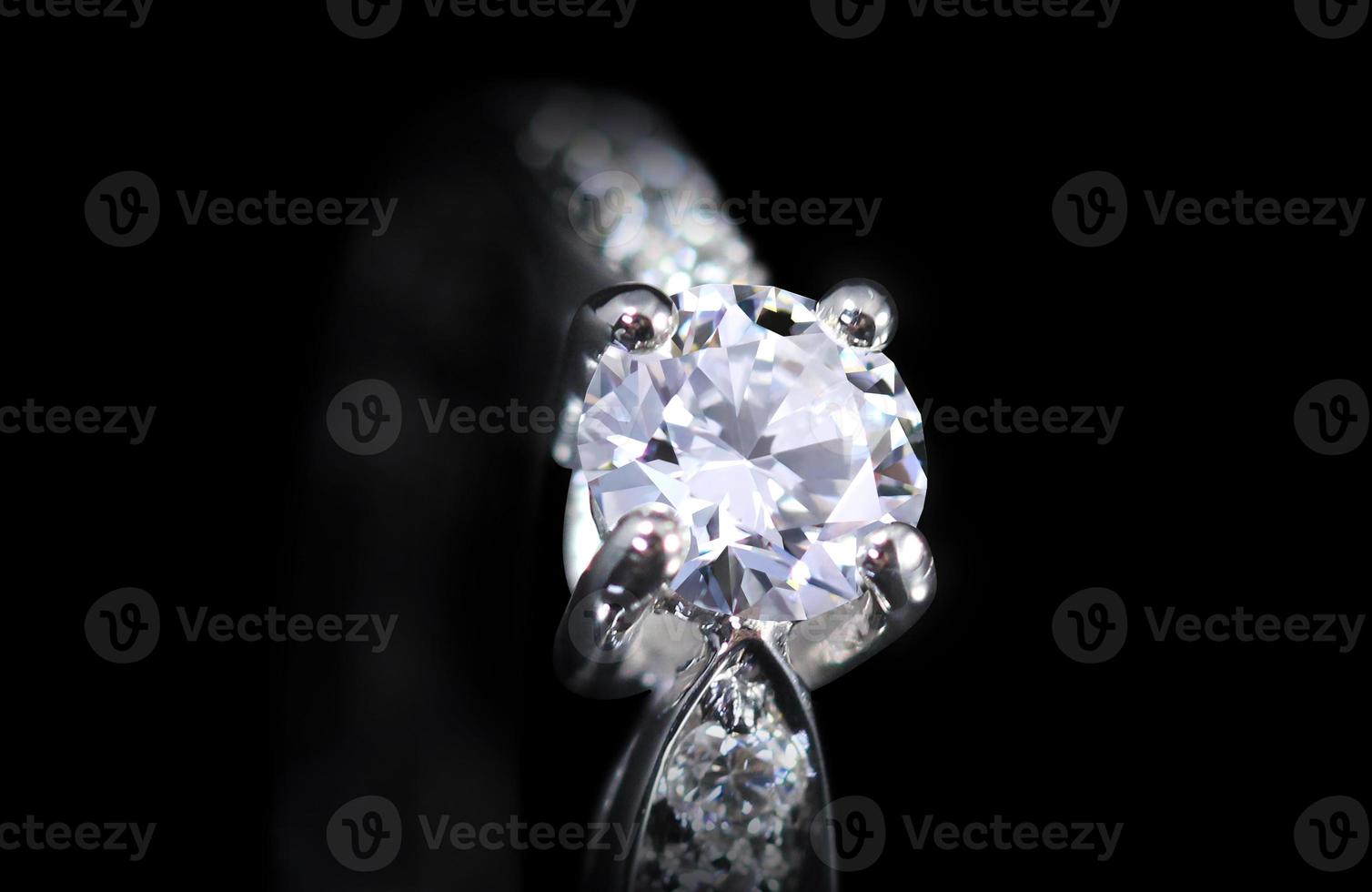 Diamond is the hardest glass. It has the most light refraction, so it has more luster than other gemstones. It is used to make jewelry. or utilized in industry For example, use it to cut solids. photo