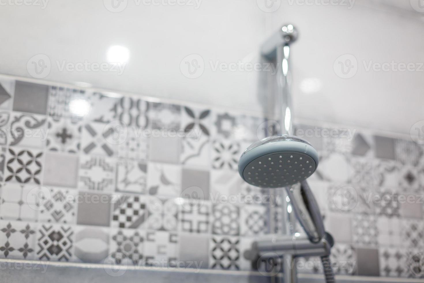 interior de la alcachofa de ducha moderna en el baño en casa diseño moderno de baño foto