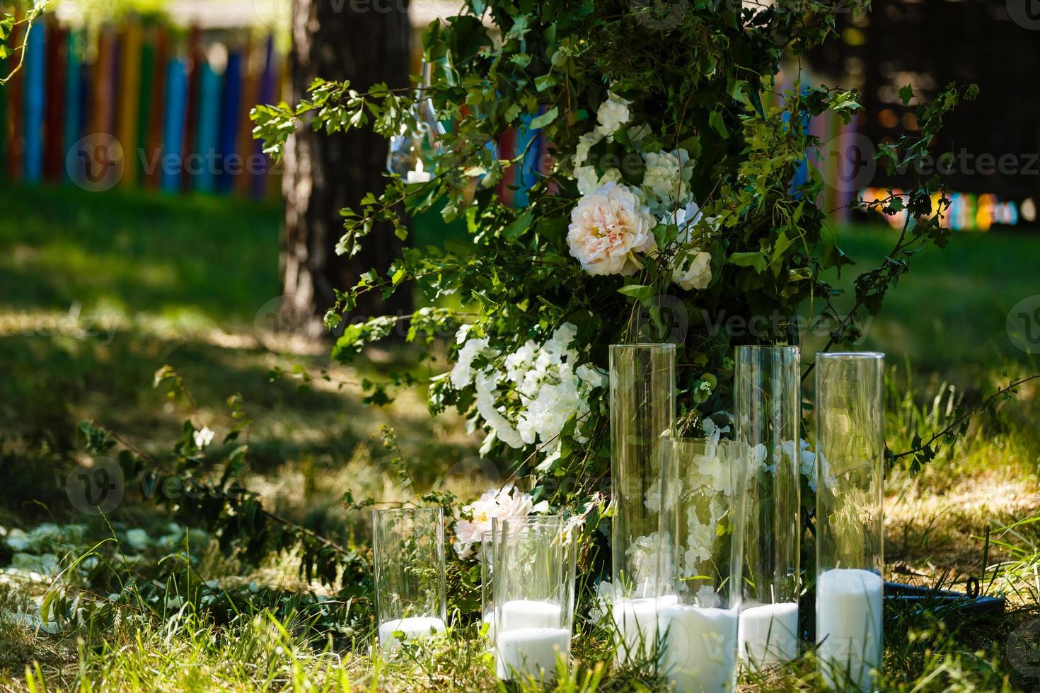 decoraciones de la boda estilo rústico. ceremonia solemne. boda en la naturaleza. velas en frascos decorados. recién casados. decoración de la boda foto
