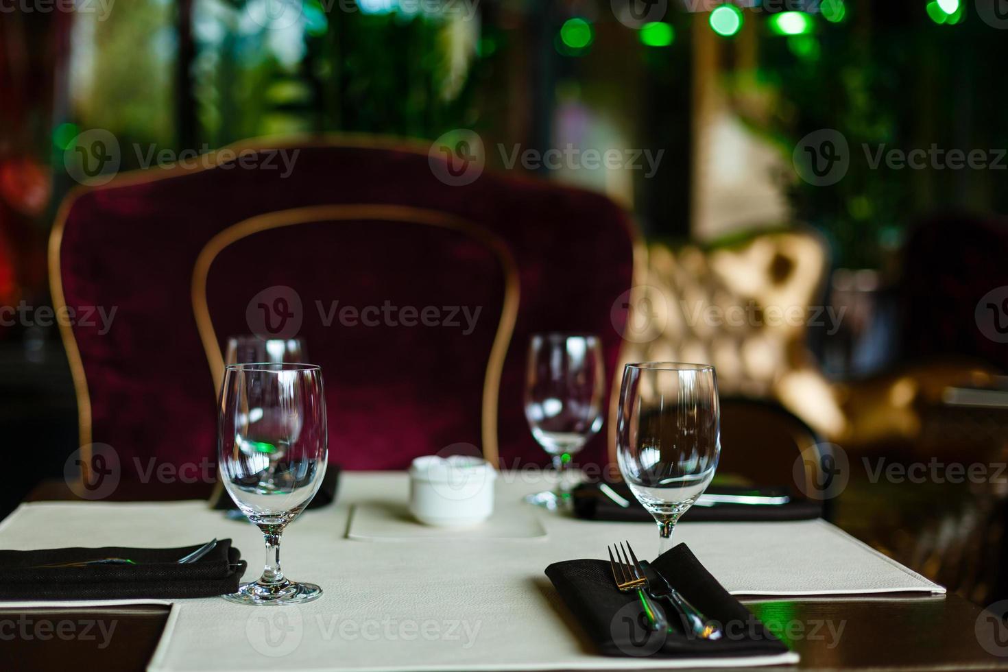 copas de vino en la mesa en el restaurante de sushi que sirve en el restaurante en la mesa foto