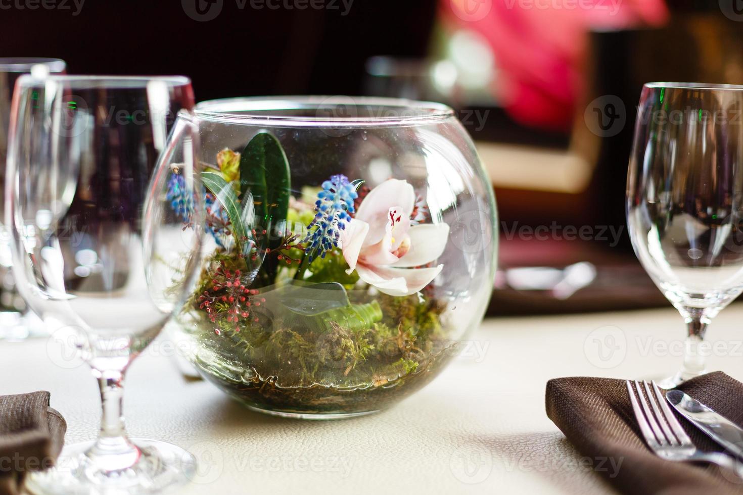 Empty glasses set in restaurant Glasses in the restaurant on the table flowers photo