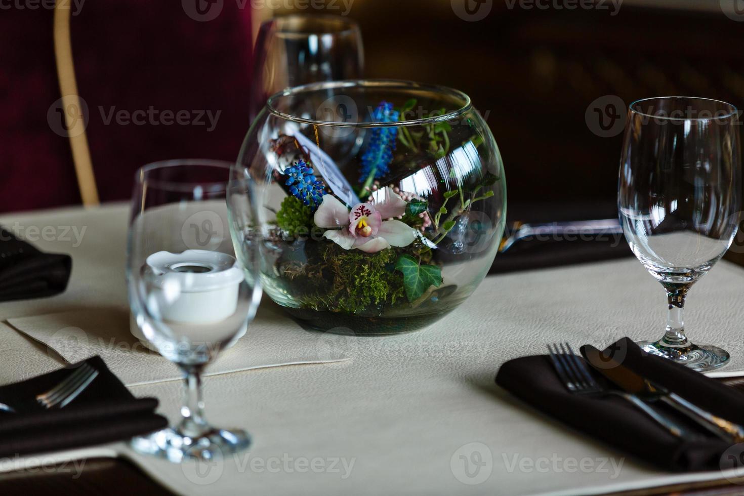 Empty glasses set in restaurant Glasses in the restaurant on the table flowers photo