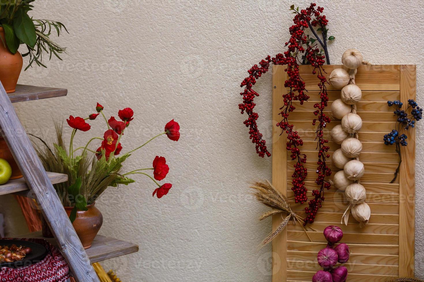 jengibre y ajo en una mesa de madera foto