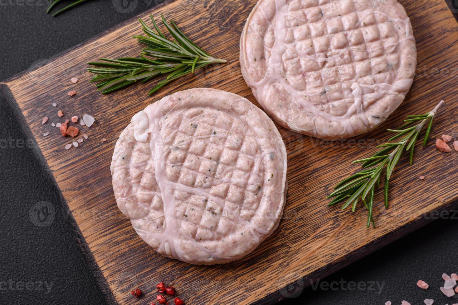 albóndigas de carne cruda con especias y hierbas o crepinette foto