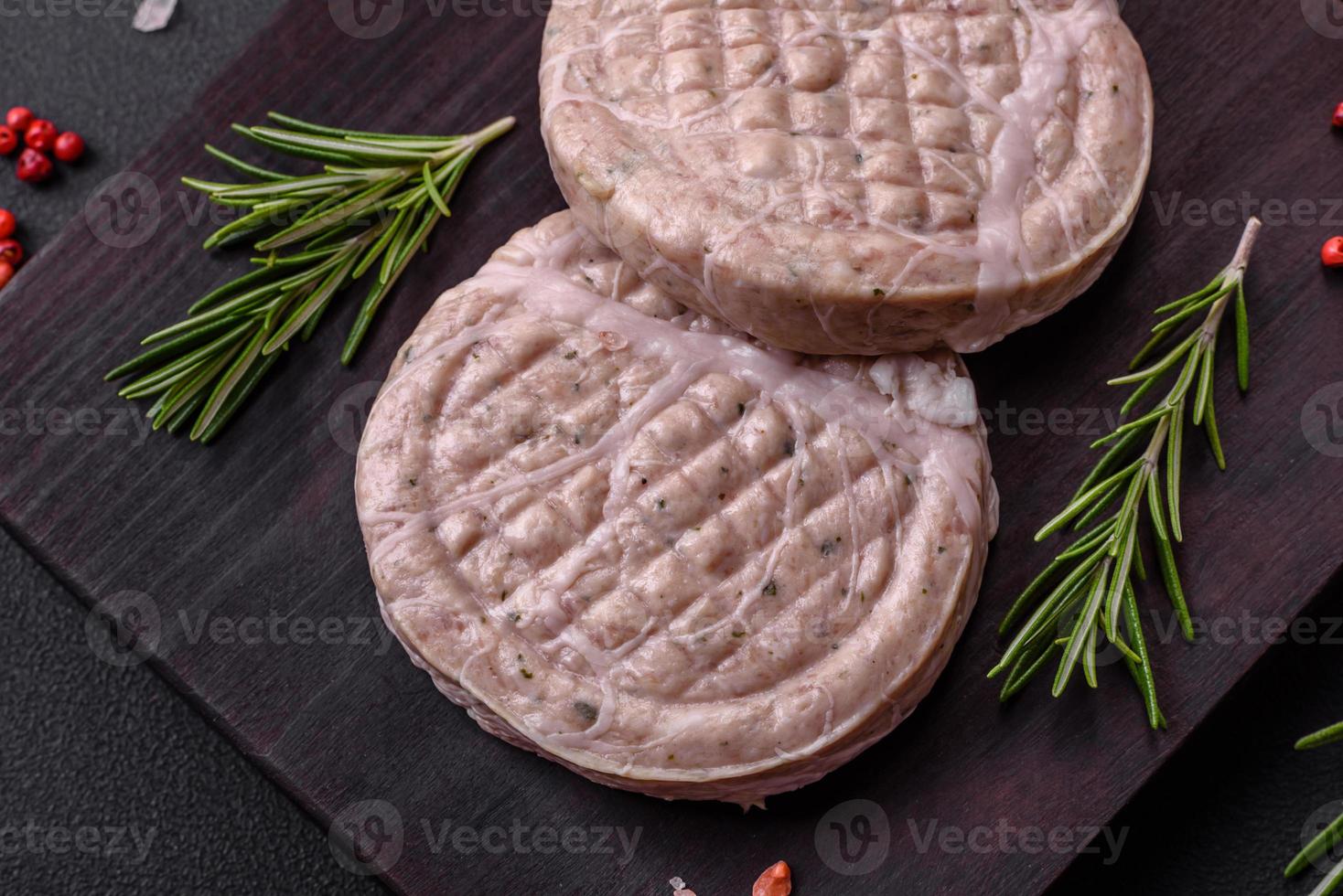 albóndigas de carne cruda con especias y hierbas o crepinette foto