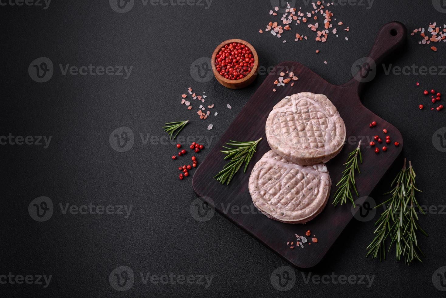 albóndigas de carne cruda con especias y hierbas o crepinette foto