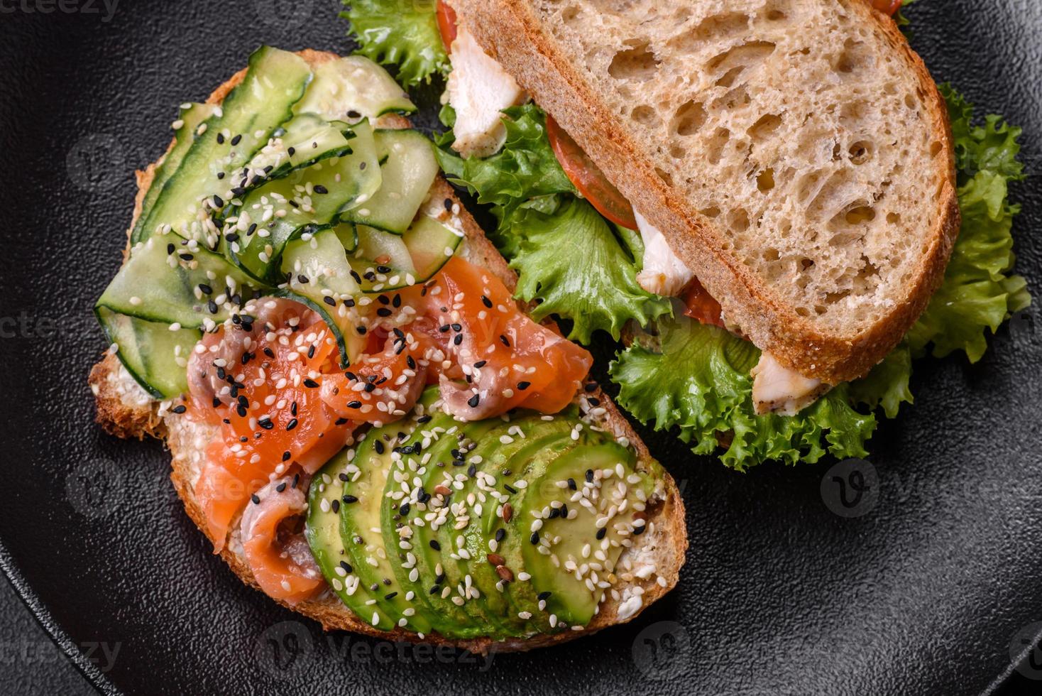 Sándwich fresco y sabroso con salmón, aguacate y sésamo y semillas de lino foto