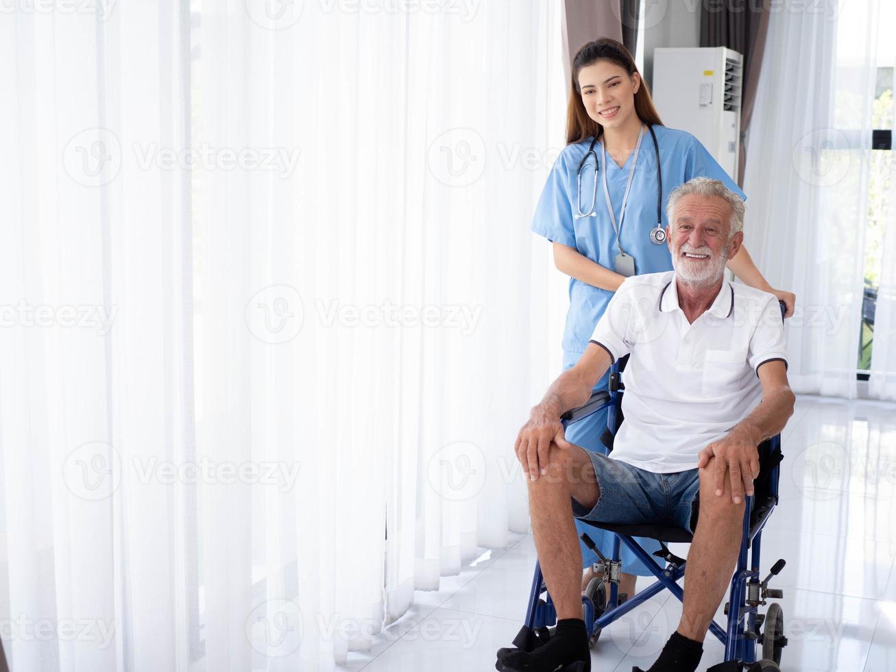 hembra mujer señora chica persona médico enfermera empleados ayudante asistencia sanitaria tratamiento ruedas sillas ancianos hombre gente handicap asilo de ancianos blanco aislado fondo cuidador interior hospital foto