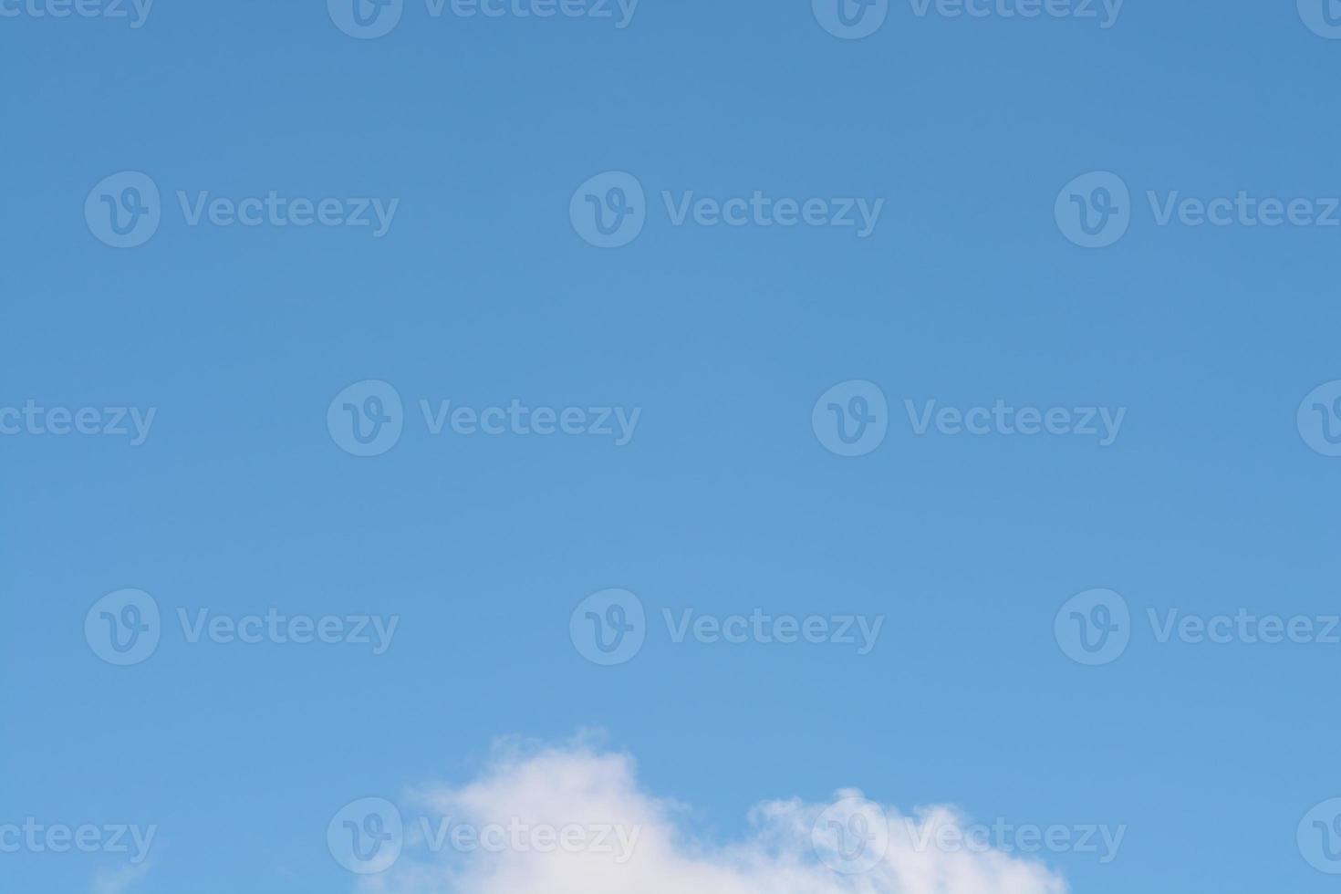 cielo verano, fondo nublado brillante soleado en el cielo azul foto