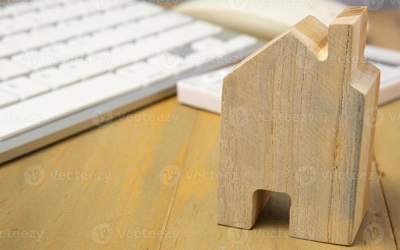 la casa de madera para la construcción o el concepto de propiedad foto