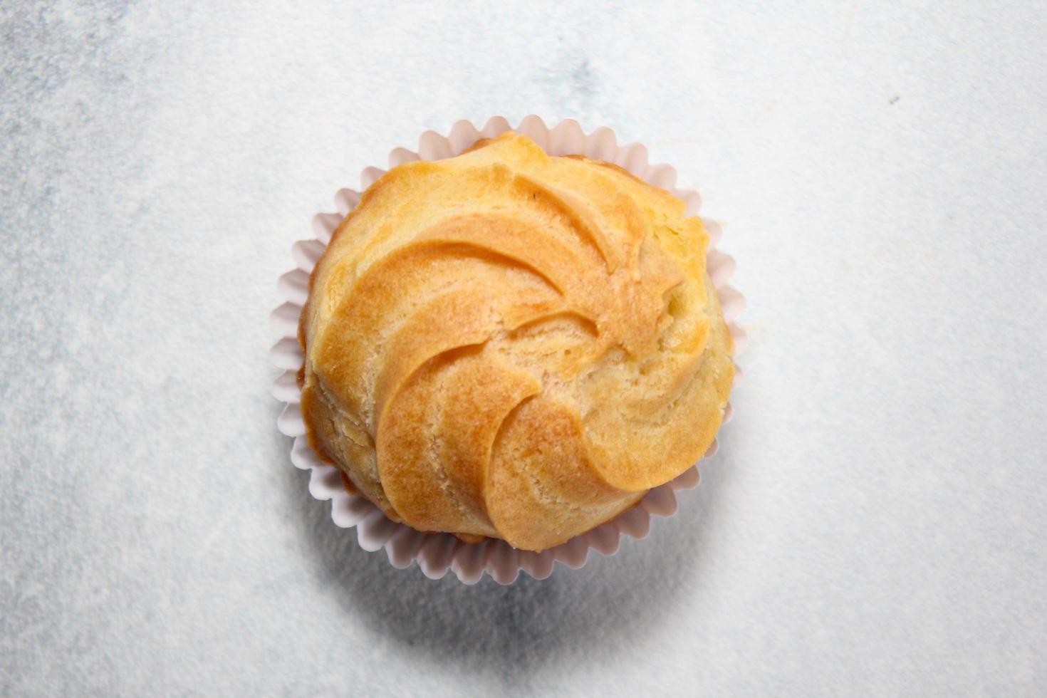 canutillos cremosos en indonesia llamados kue sus rellenos con bolitas de crema foto