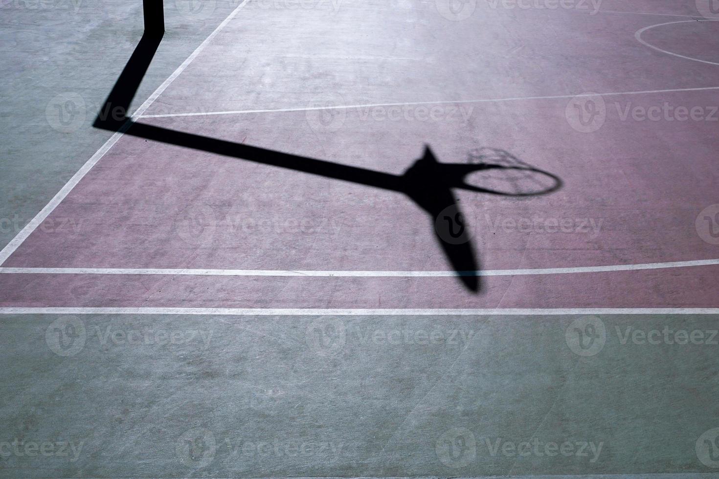 sombras en la cancha de baloncesto de la calle foto