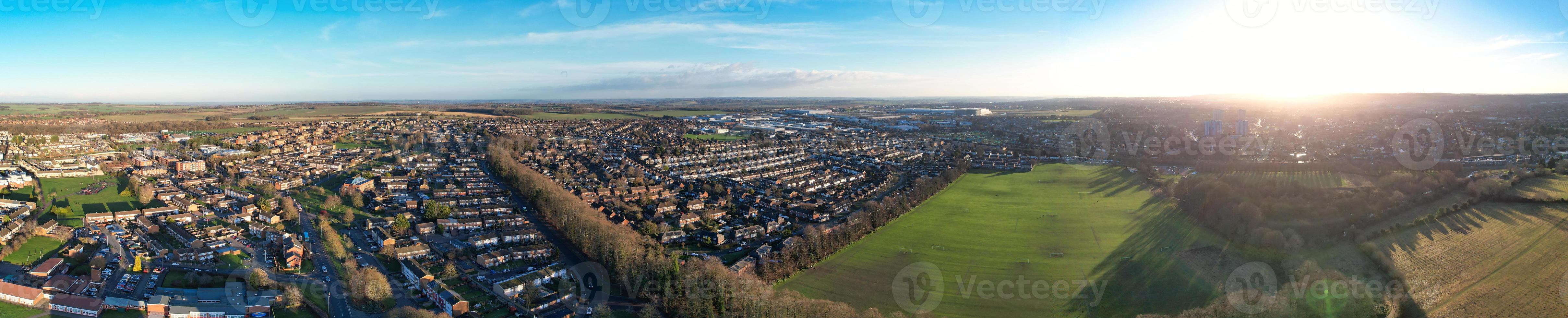 hermosa vista aérea de la ciudad de luton, ciudad de inglaterra, justo antes del atardecer foto