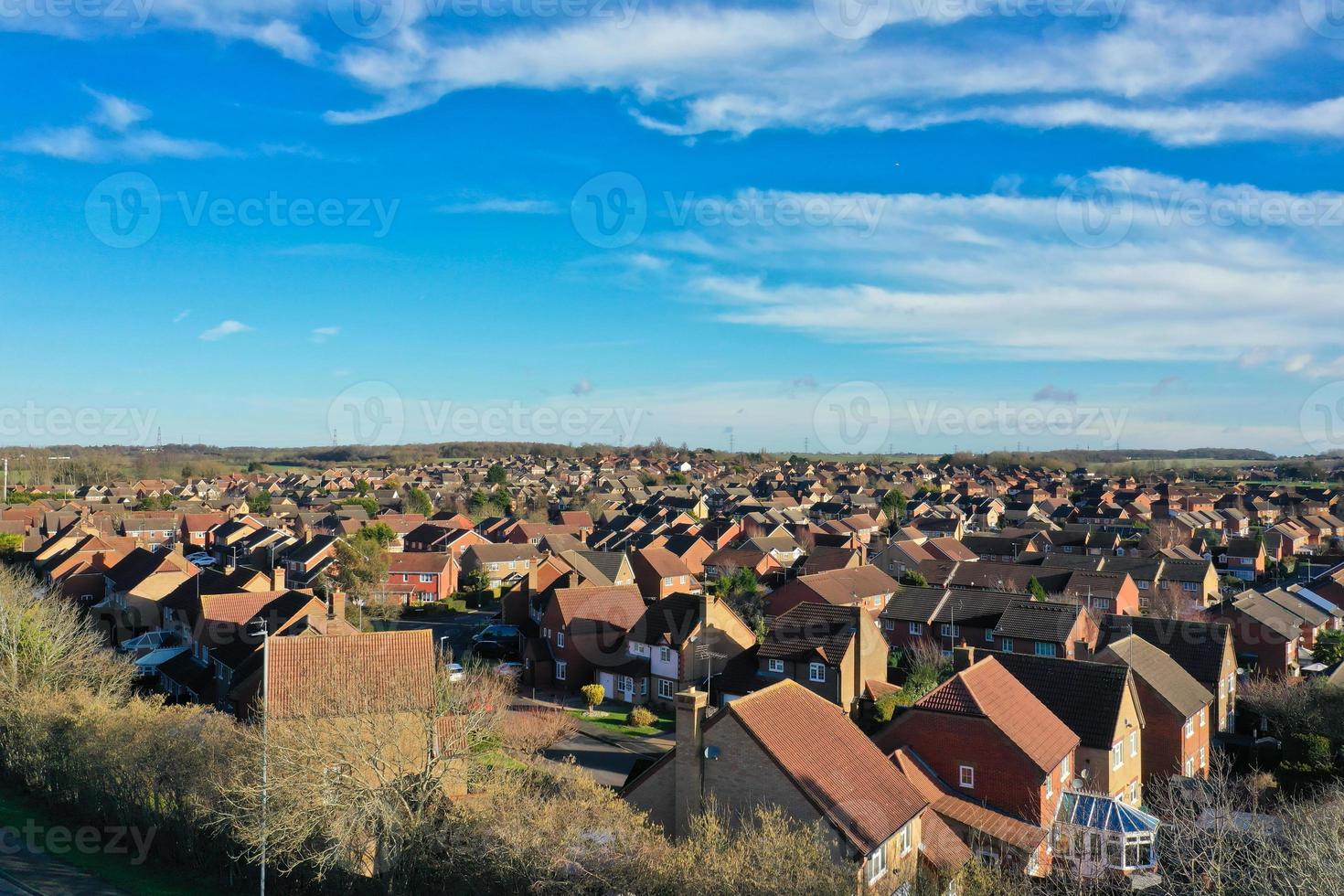 hermosa vista aérea de la ciudad de luton, ciudad de inglaterra, justo antes del atardecer foto