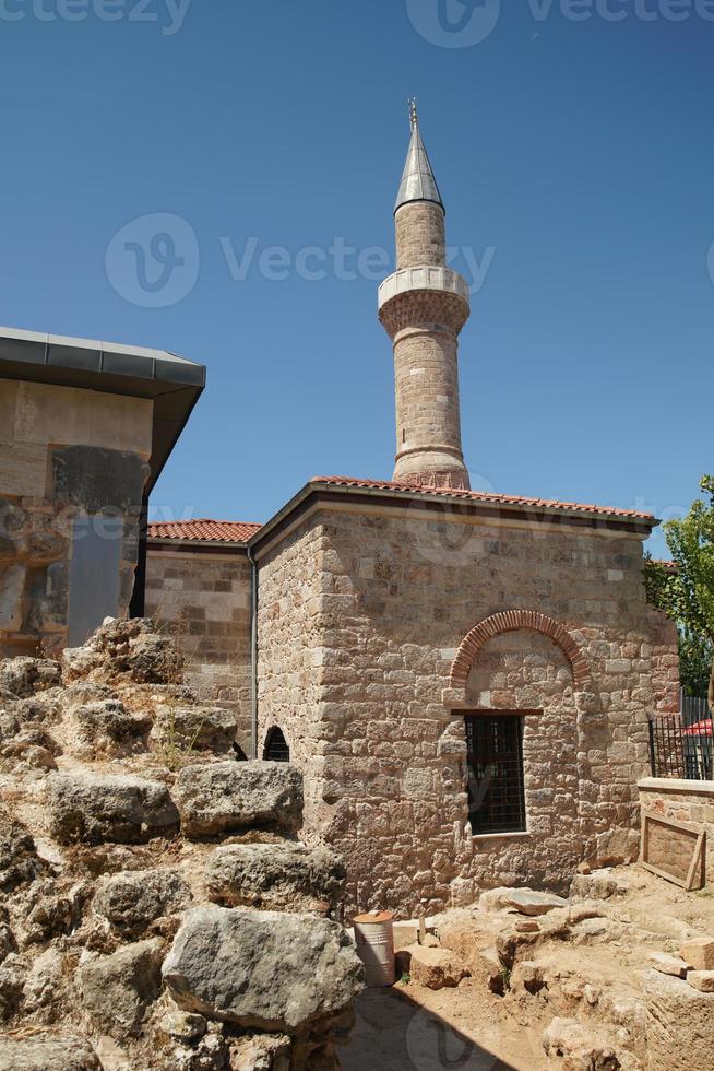 mezquita kesik minare en antalya, turquía foto