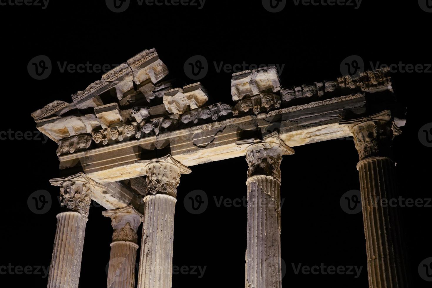 templo de apolo en la ciudad antigua lateral en antalya, turkiye foto