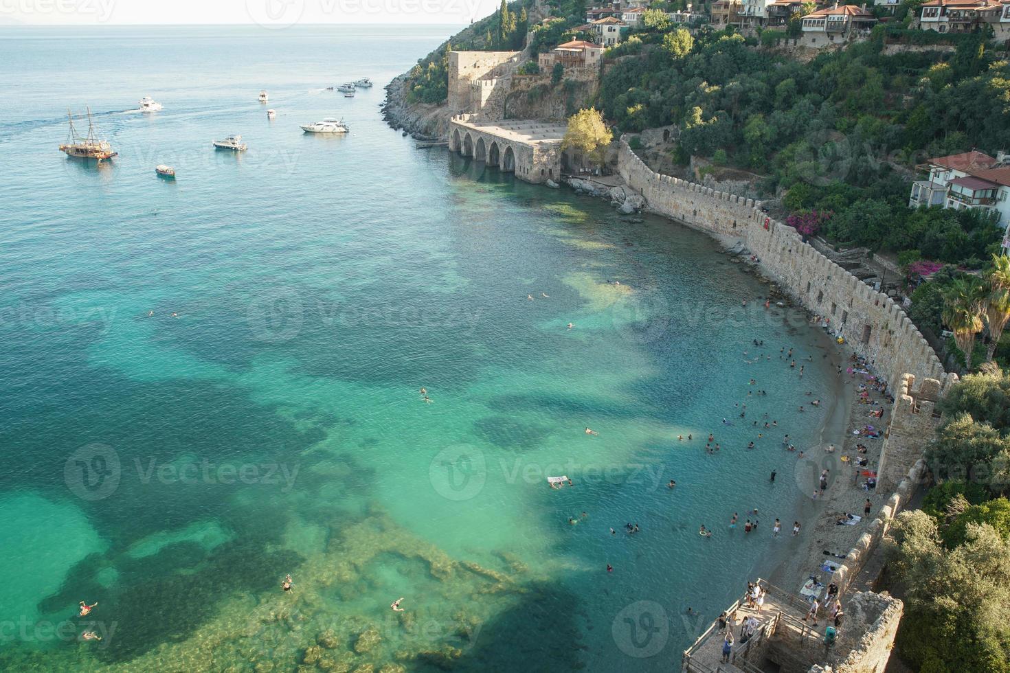 vista aérea de la ciudad de alanya en antalya, turquía foto