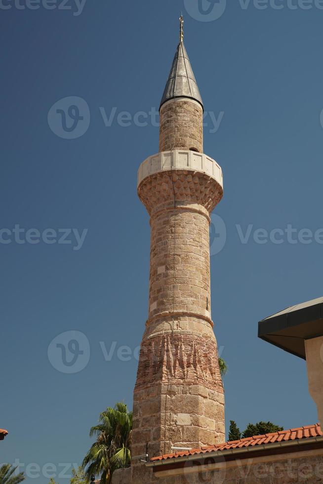 mezquita kesik minare en antalya, turquía foto