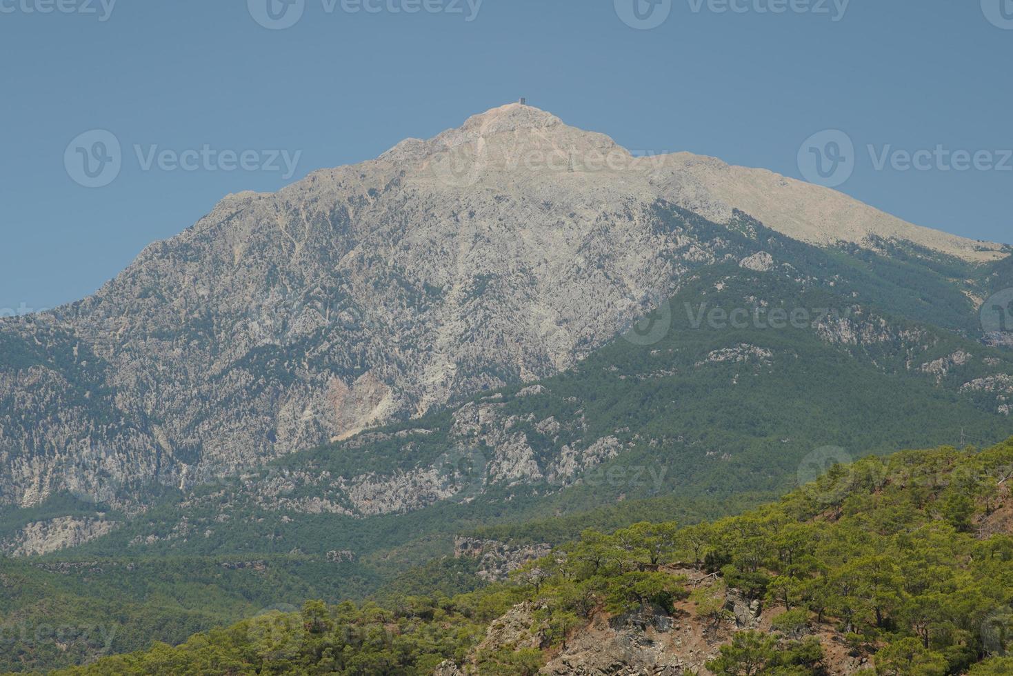 monte tahtali en el distrito de kemer, antalya, turquía foto