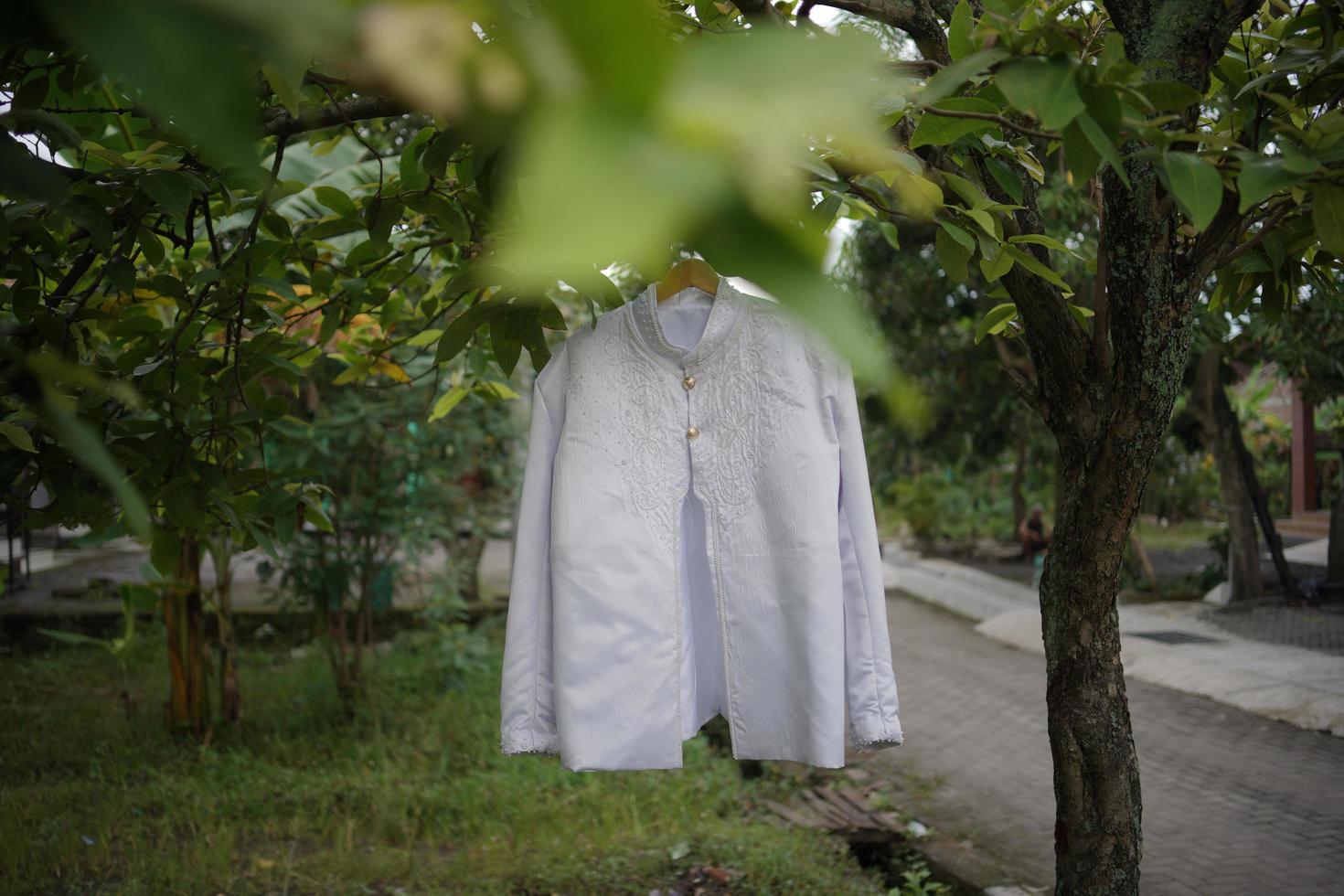 hermoso vestido de novia del novio para una ceremonia de boda tradicional en indonesia foto