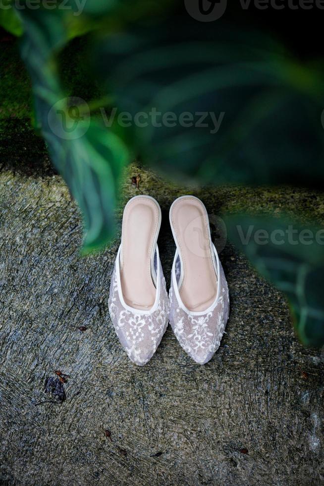 un par de zapatos de novia para la ceremonia de boda foto