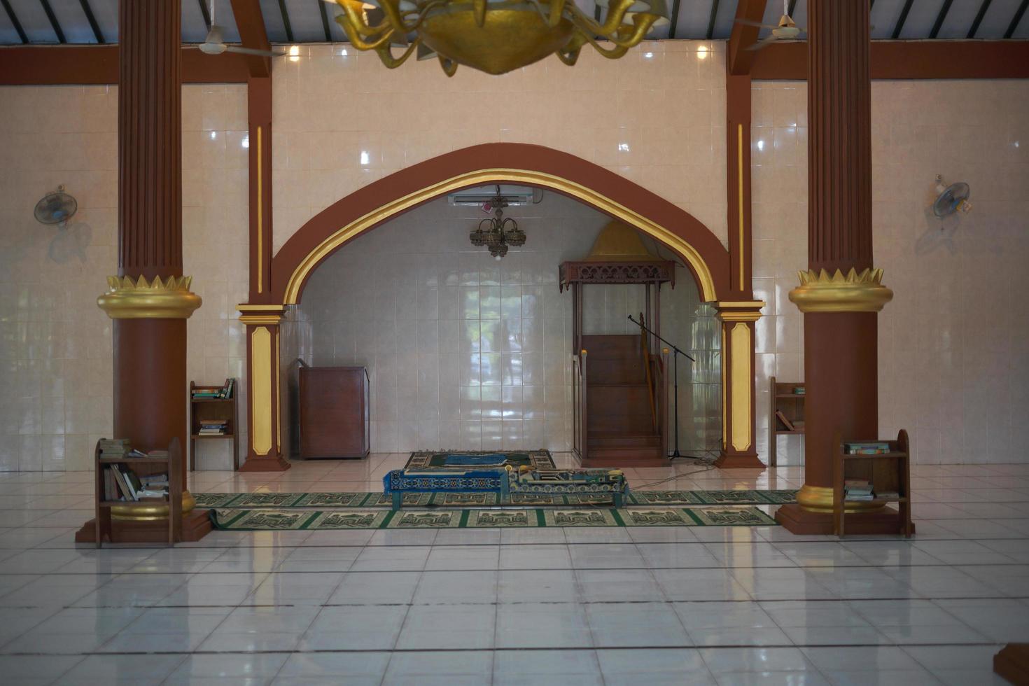 interior de la mezquita para una ceremonia de boda tradicional en indonesia foto