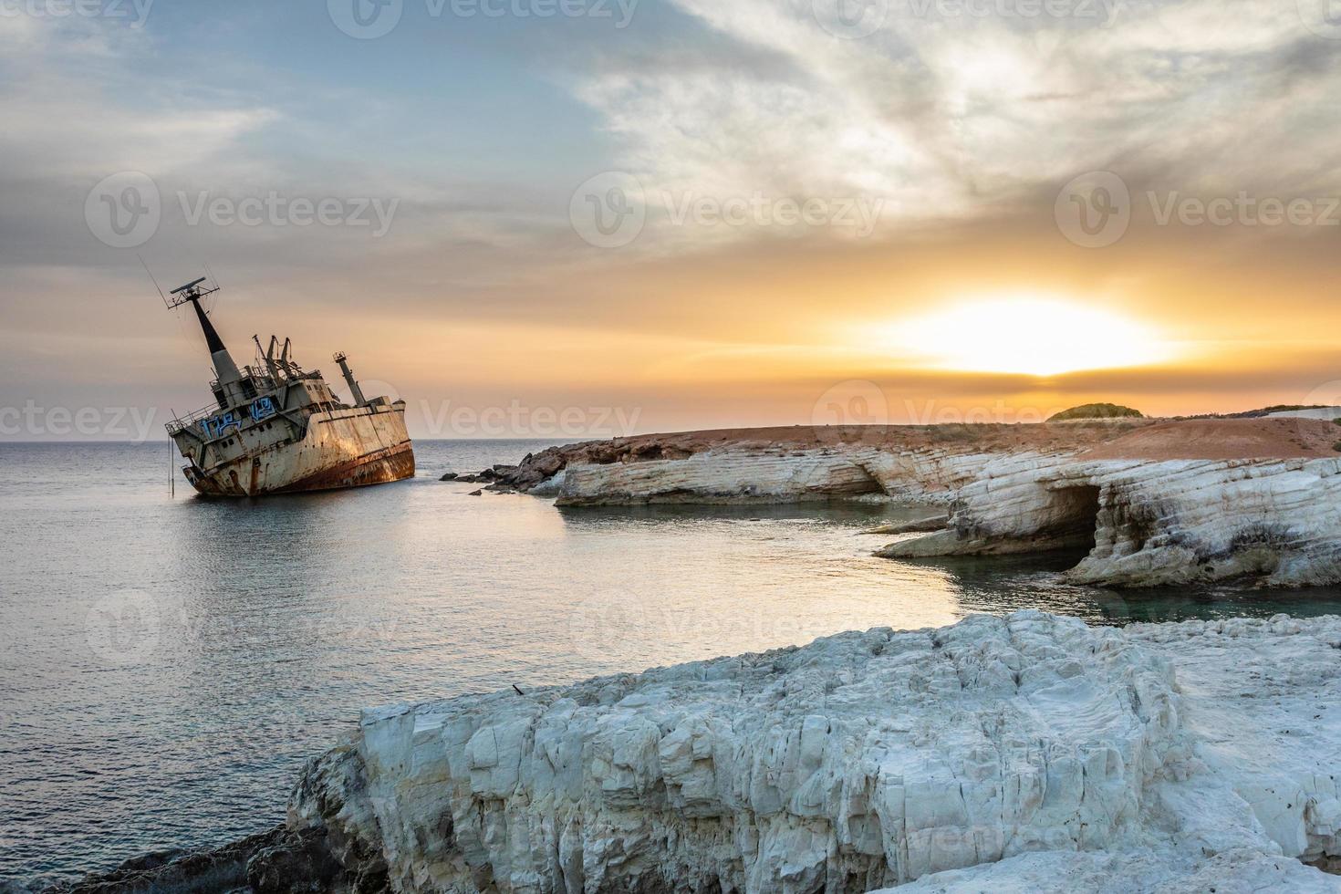 barco oxidado abandonado varado en tierra en los rayos del atardecer en el pueblo de peyia, paphos foto