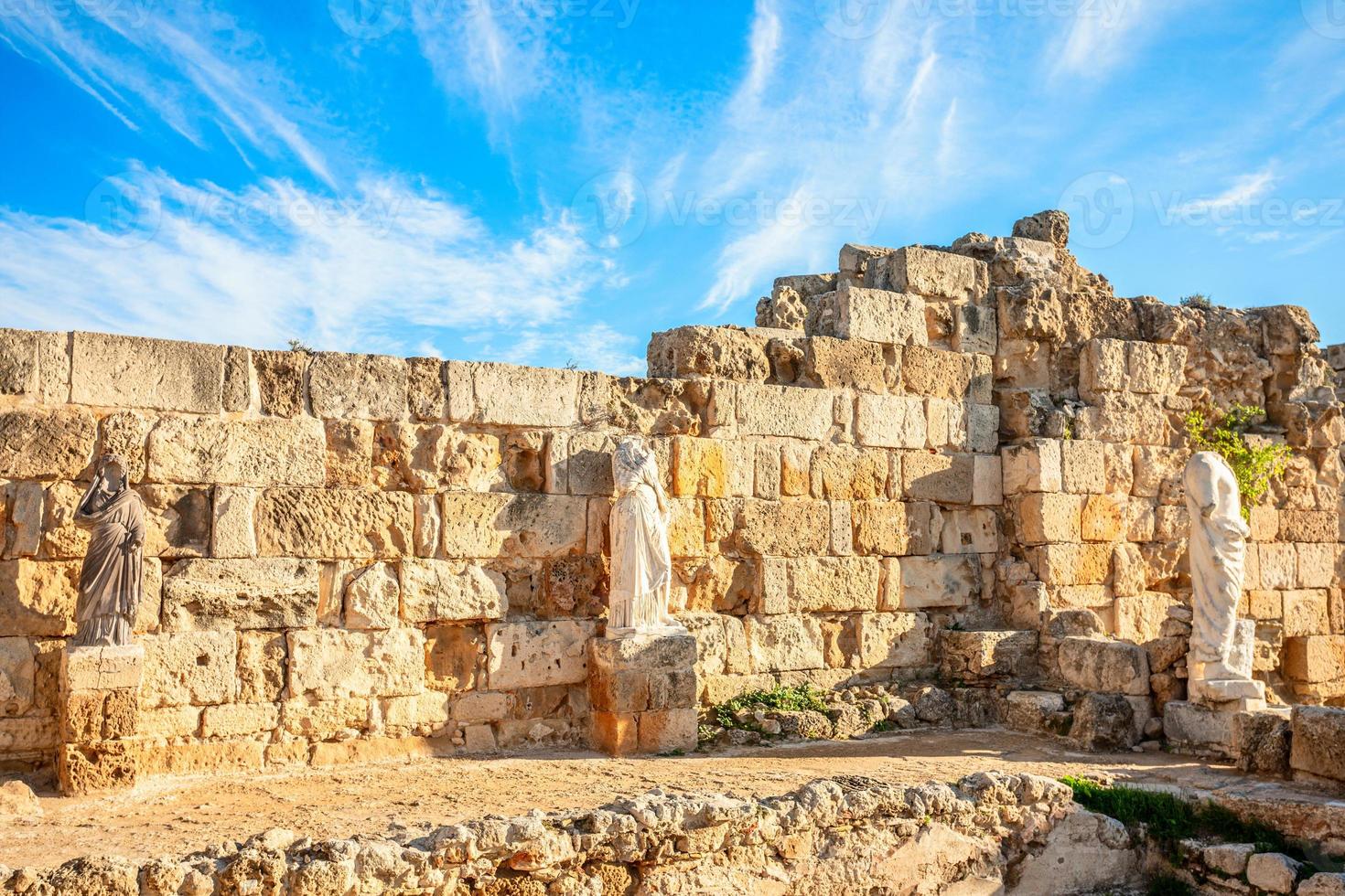 antiguas estatuas de mármol en salamis, sitio arqueológico griego y romano, famagusta, norte de chipre foto