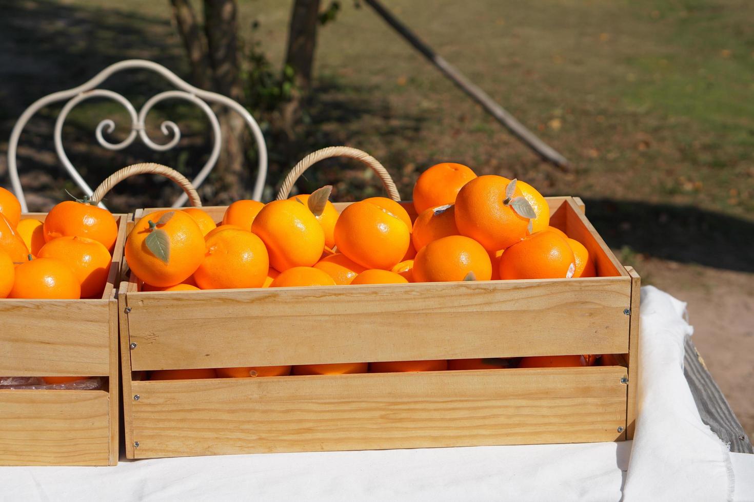 muchas naranjas en una caja foto