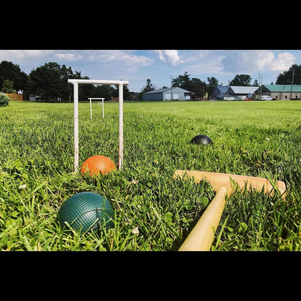 bolas de croquet en hierba foto