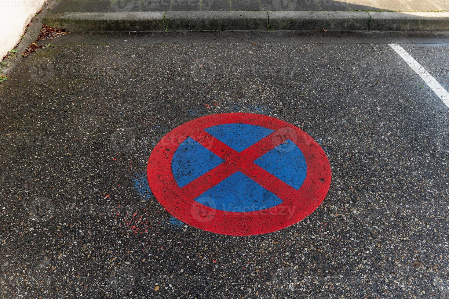 no stopping zone on a city street photo