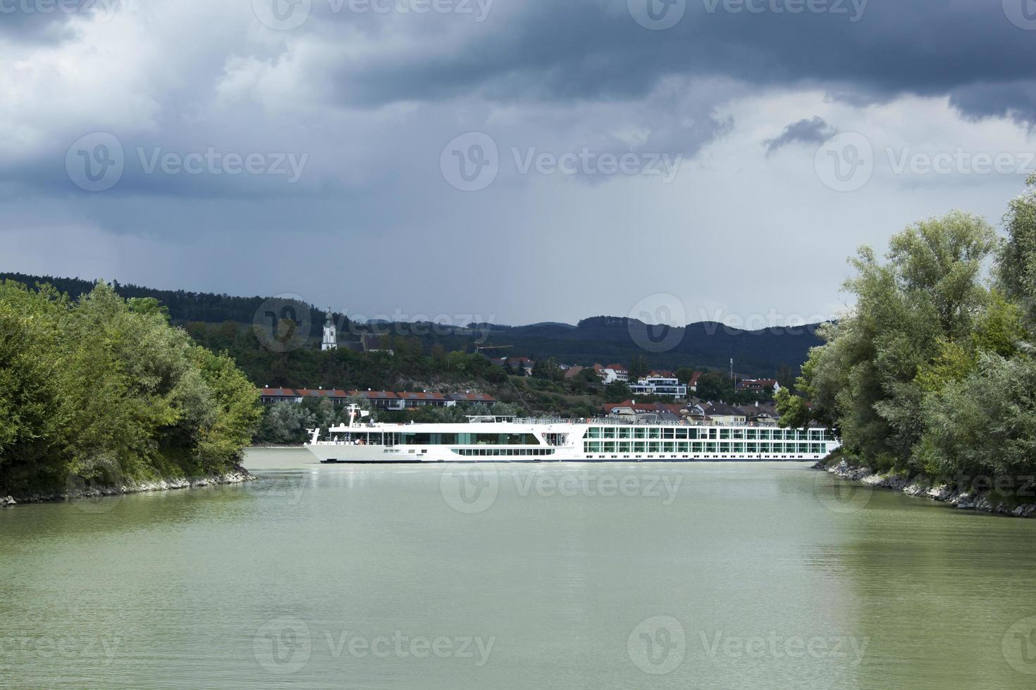 valle de wachau barco de crucero por el río danubio foto