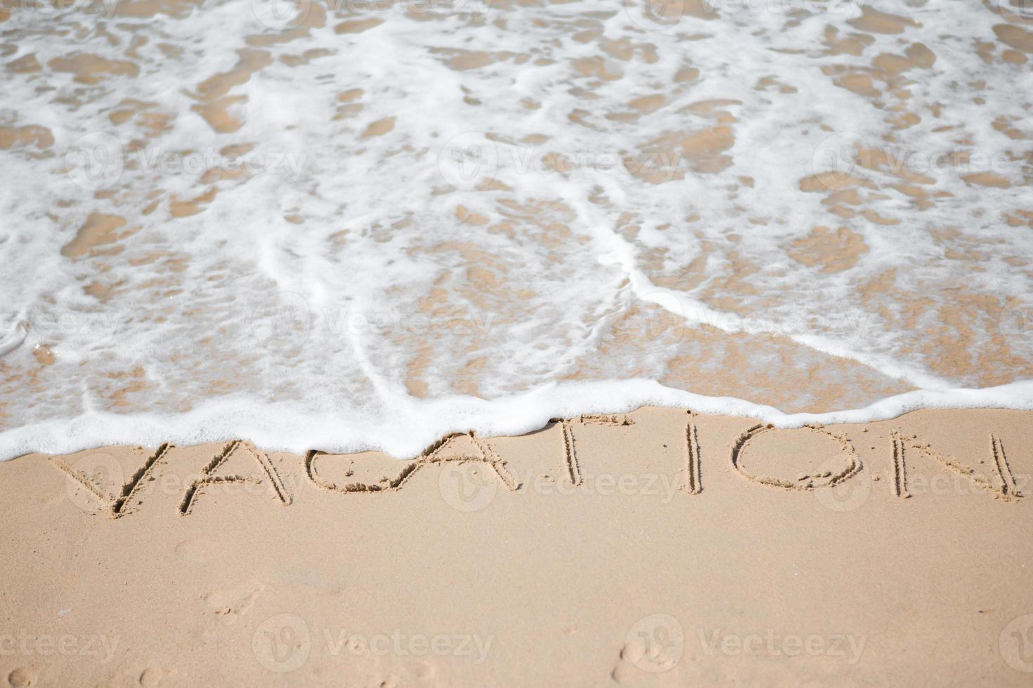 vacaciones escritas en la playa tropical de arena blanca foto