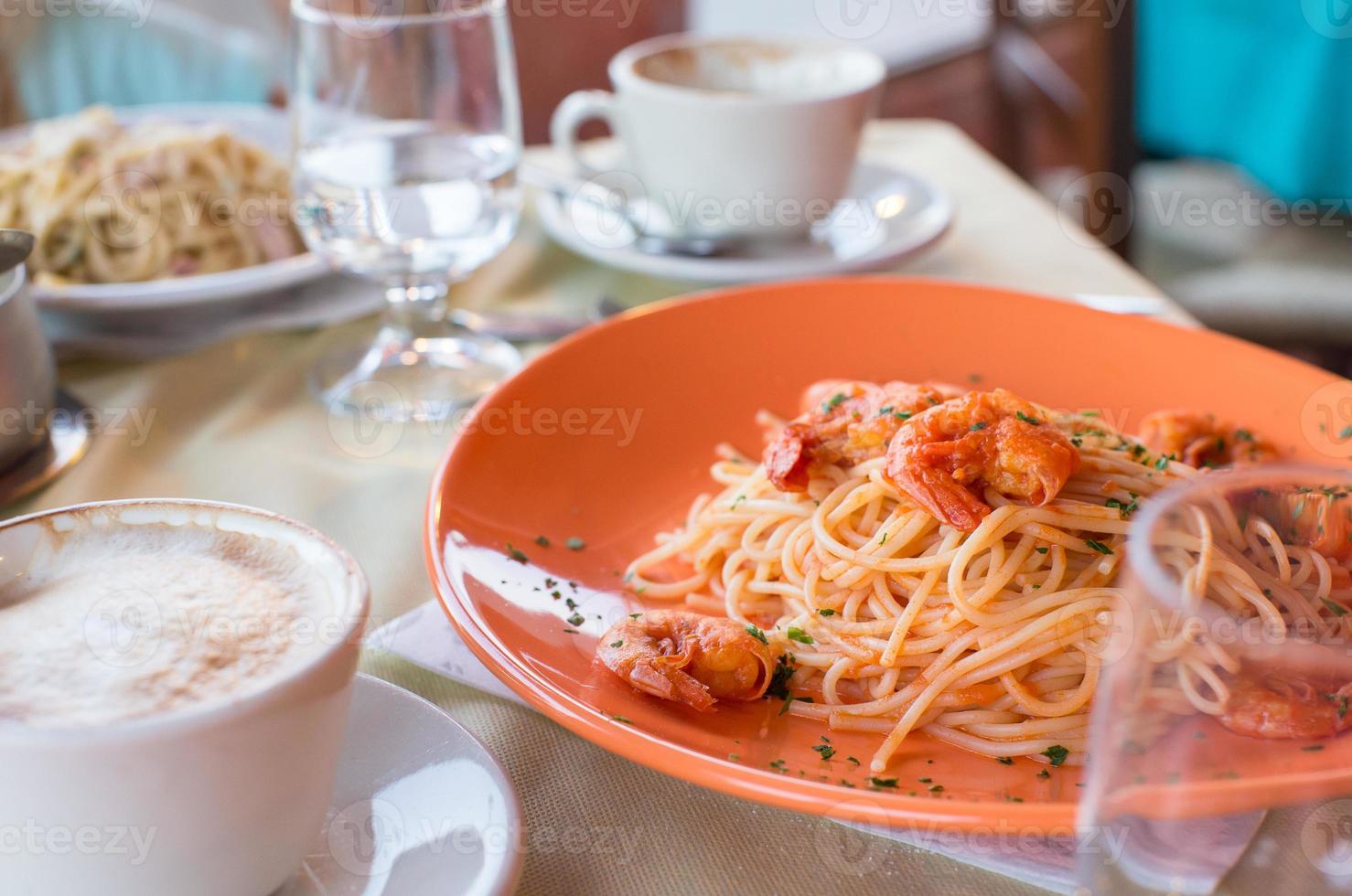 fettuccine italiano y espagueti con queso en el restaurante gourmet foto