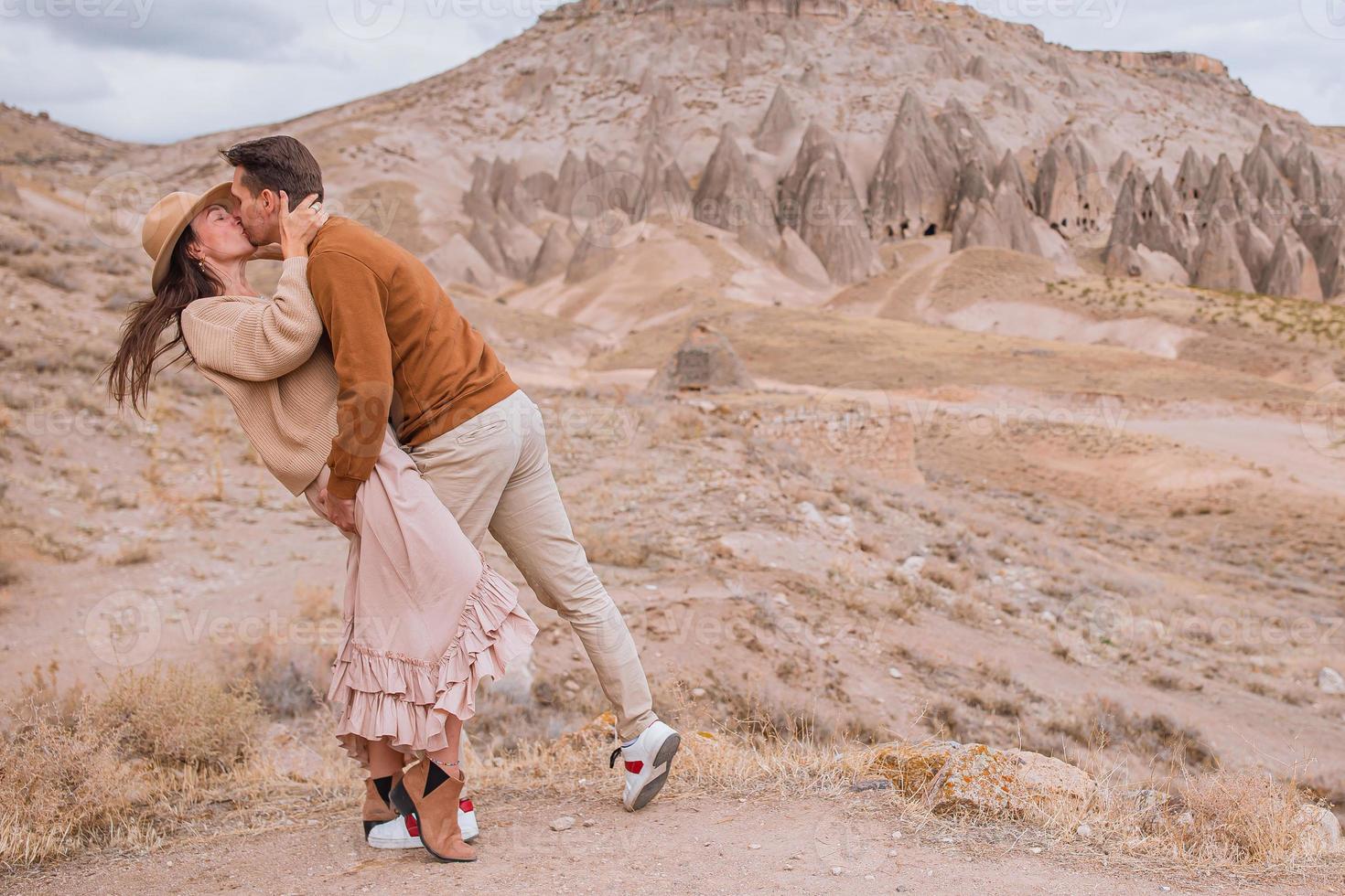 pareja feliz en vacaciones de verano en un lugar famoso. formaciones de cuevas. foto