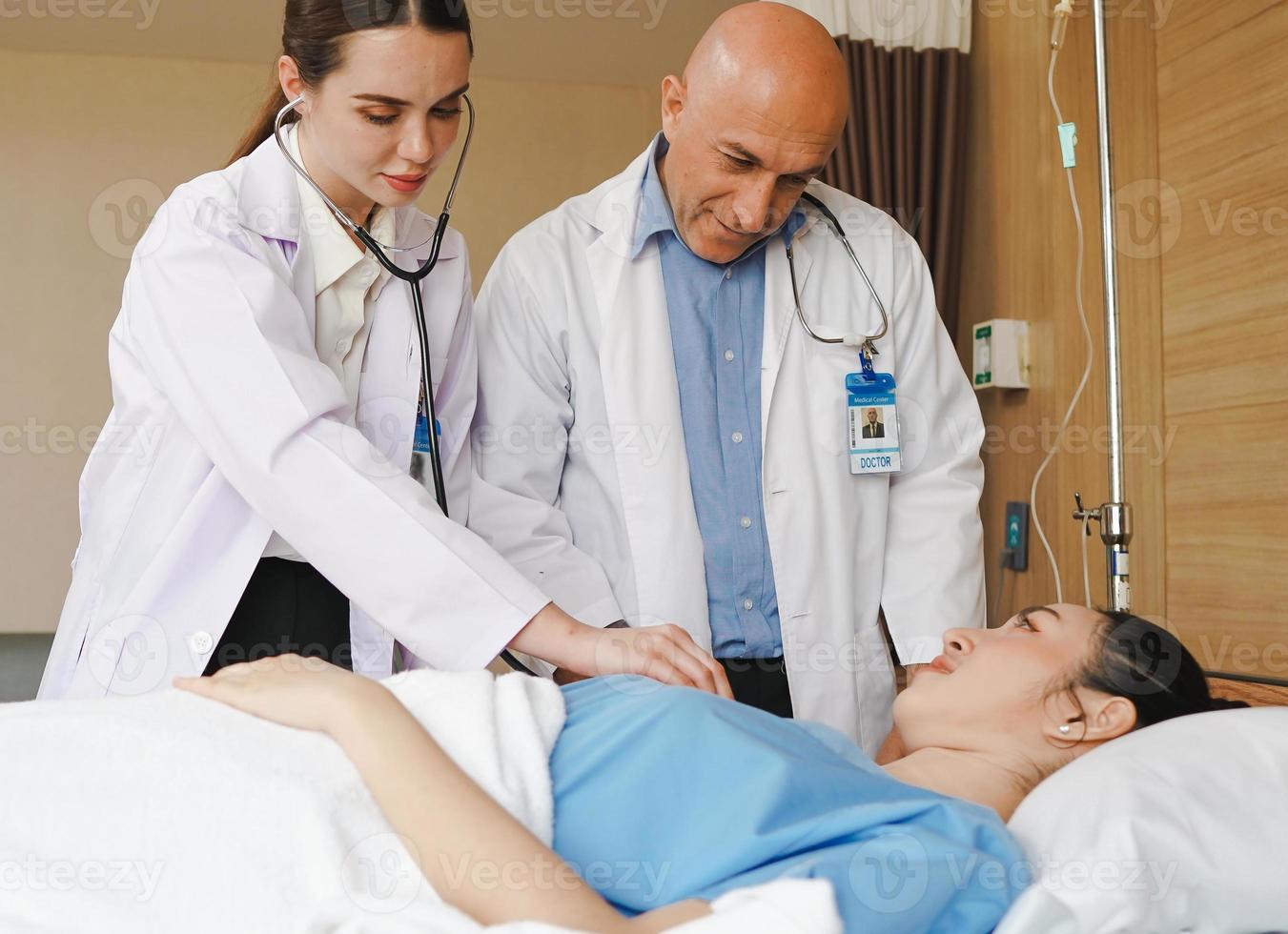 doctores y pacientes mujeres discuten sobre medicina en el hospital. experiencia médica persona de pie juntos en la sala de hospital confianza hablando. enfermera profesional de la salud que trabaja con el médico foto