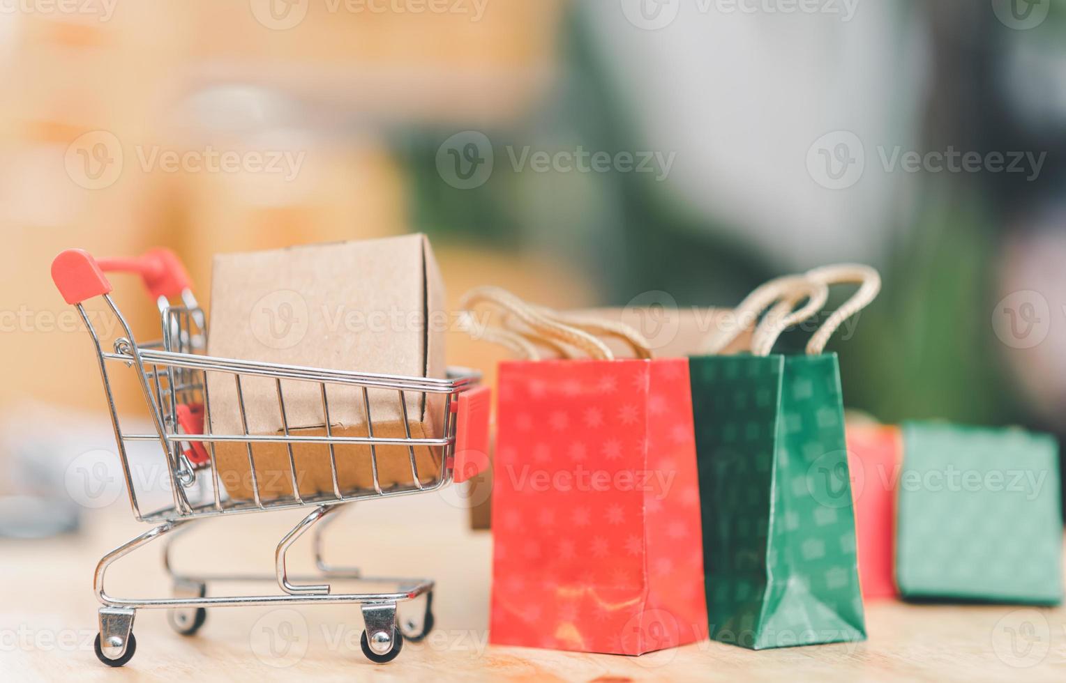 carro de compras, caja de productos, colocado en la mesa, concepto de compras, servicio de compras en línea y servicio de entrega a domicilio, conexión de tiendas y clientes en todo el mundo, pago en línea, sociedad de consumo foto