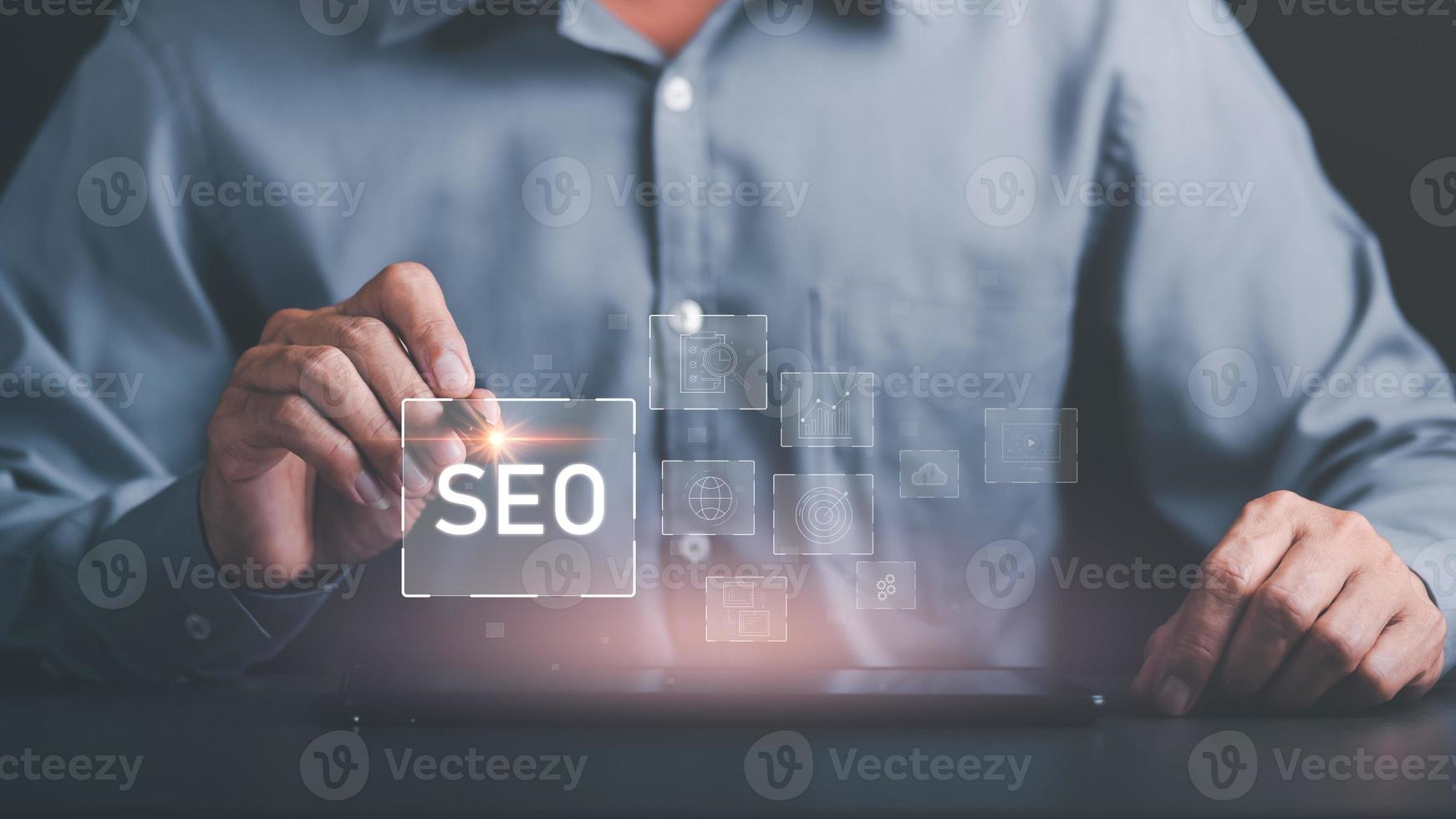 Marketer holding pen pointing to SEO icon, optimization analysis tools, search engine rankings, social media sites based on results analysis data,Ranking the best sites for search,online marketing photo