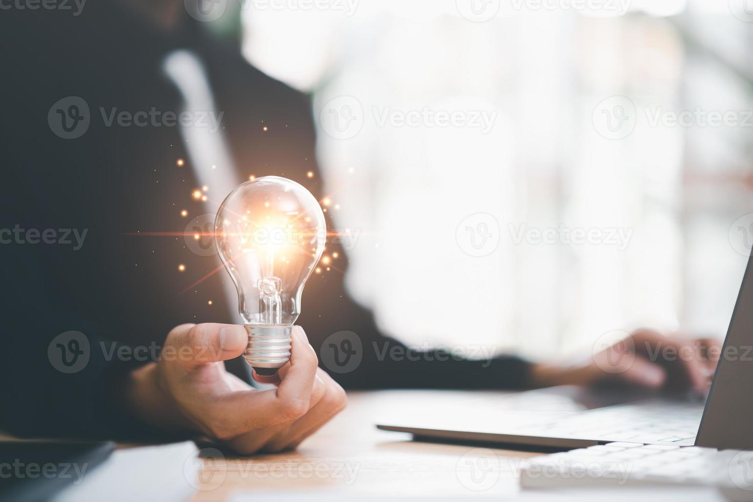 concepto con innovación e inspiración, tecnología innovadora en el concepto científico y desarrollo empresarial moderno, idea creativa, hombre de negocios sosteniendo una bombilla que muestra nuevas ideas foto