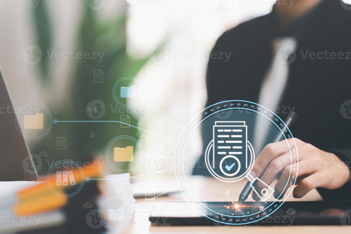 documentos de auditoría de empresarios, gestión de evaluación de calidad con una lista de verificación, proceso de evaluación de documentos comerciales, análisis y consultoría de informes de datos de mercado, proceso de revisión de planes. foto