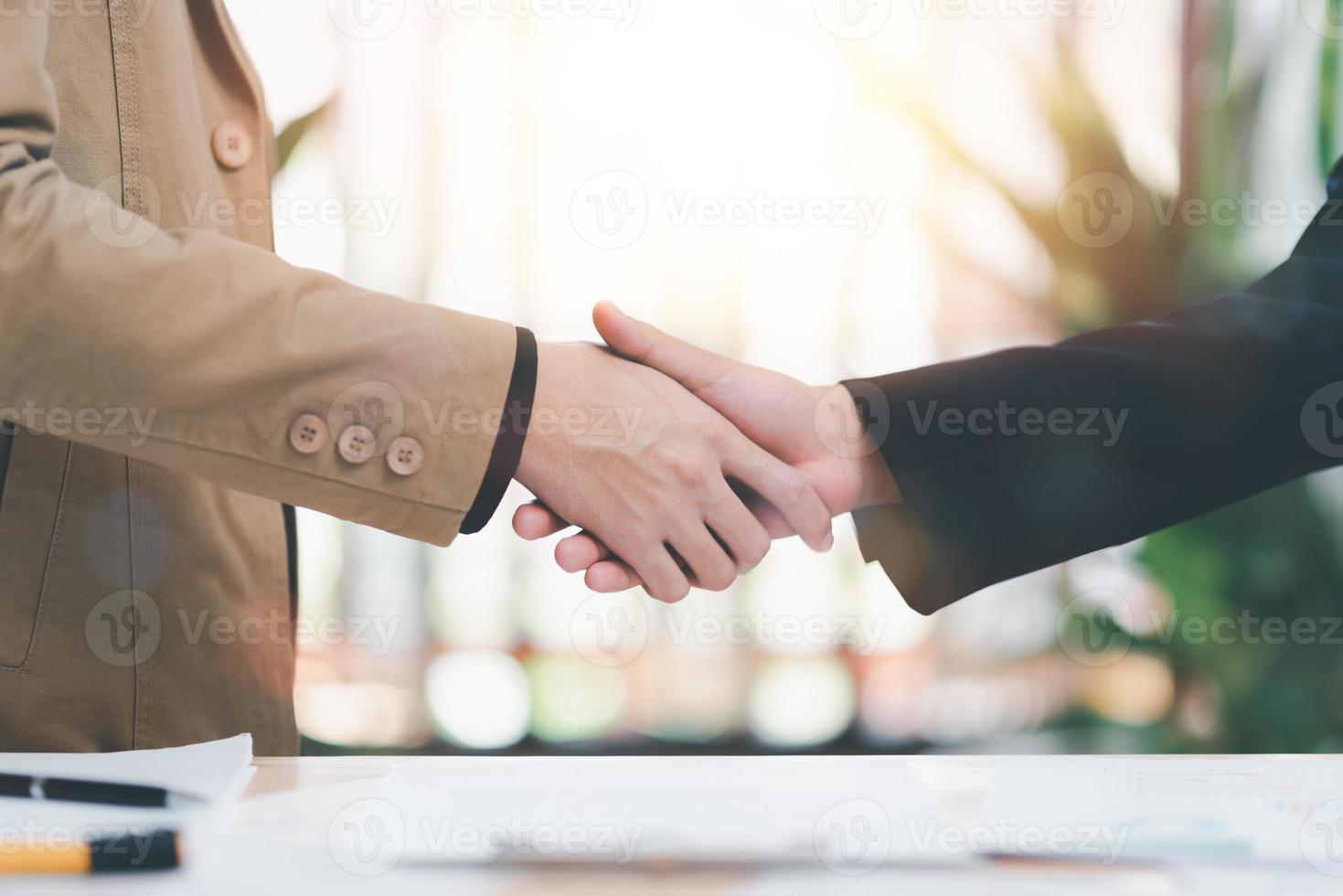 hombres de negocios dándose la mano para indicar un negocio, gestión exitosa de contratos de la empresa, firma de un acuerdo, socio comercial, nuevas oportunidades para el futuro de la industria, empresa conjunta foto