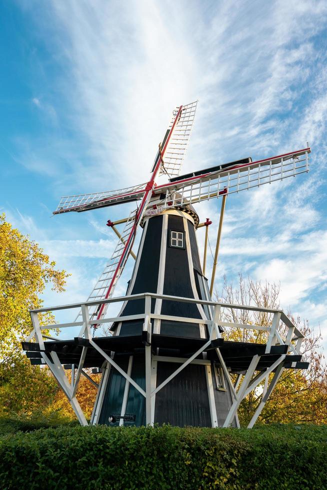 antiguo molino de viento en brouwershaven en zelanda, países bajos. foto