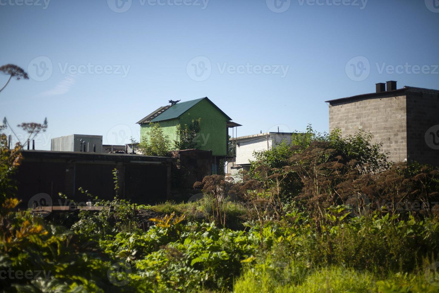 garajes en rusia. viejos garajes fuera de la ciudad. contenedor para carga. Detalles de la zona industrial. foto