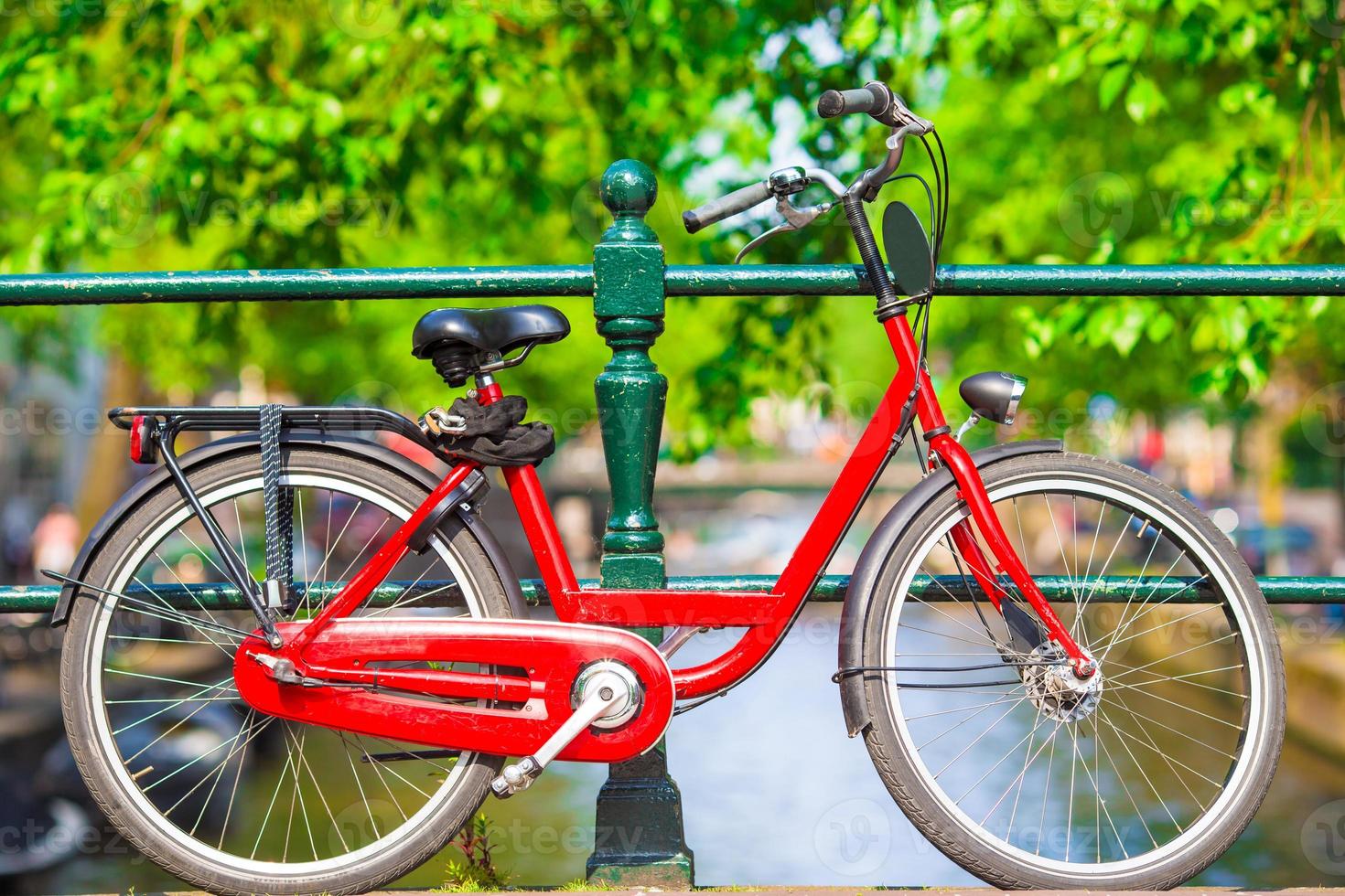 Bicicletas de colores en el puente de amsterdam, países bajos foto